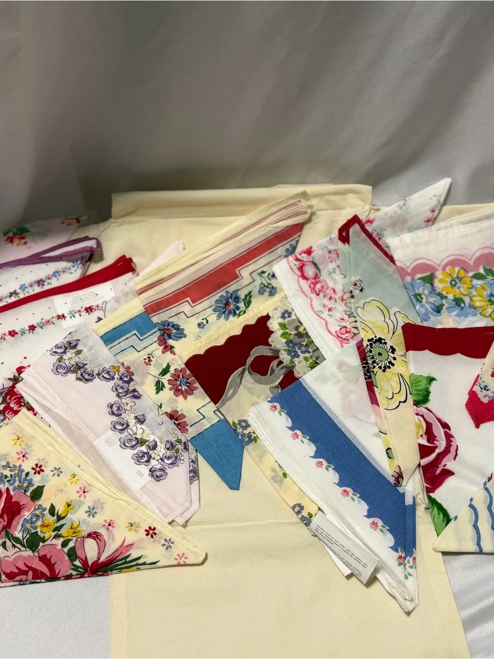 NEW Moda Home Slices of Bread Retro Floral Handkerchief Gift Set - 16 Pack